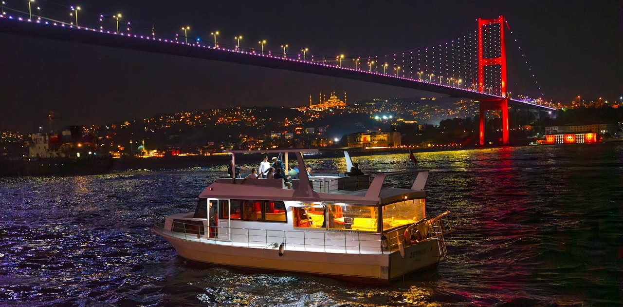 مناظره زیبایی از پل بسفر تور کشتی