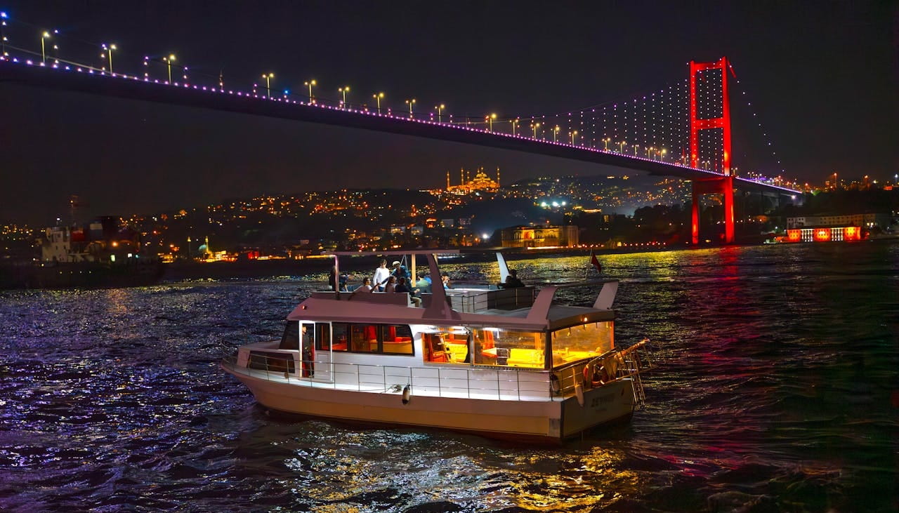 مناظره زیبایی از پل بسفر تور کشتی